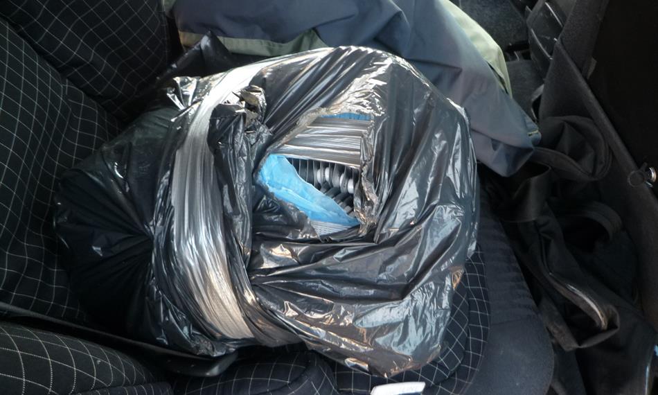 2015-3-23-129balíček s léky na zadním sedadle.JPG